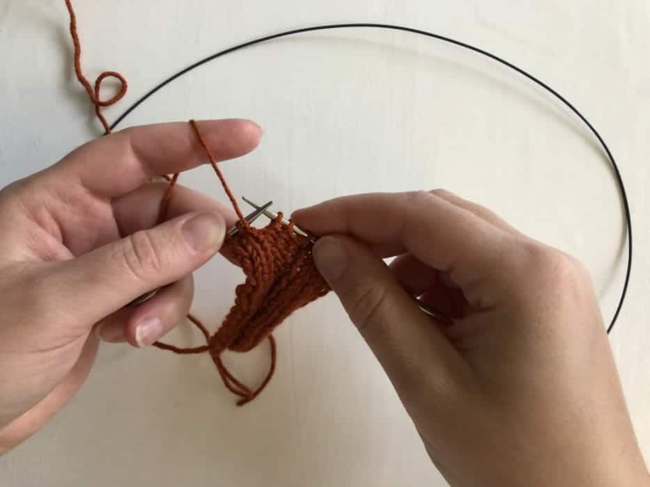 How To Purl Backwards – Learn this useful Knitting Hack from DontBeSuchaSquare.com
#Knitting #PurlBackwards #KnittingBackwards