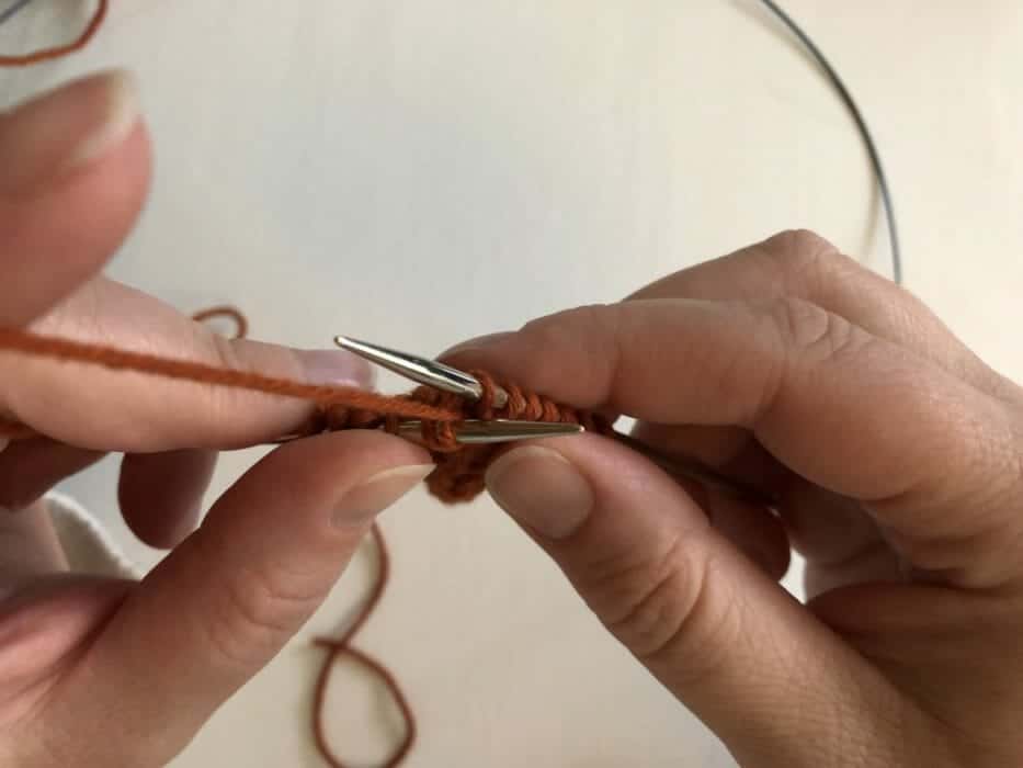 How To Purl Backwards – Learn this useful Knitting Hack from DontBeSuchaSquare.com
#Knitting #PurlBackwards #KnittingBackwards
