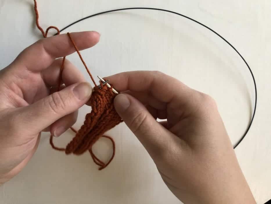 How To Purl Backwards – Learn this useful Knitting Hack from DontBeSuchaSquare.com 
#Knitting #PurlBackward #KnittingBackward