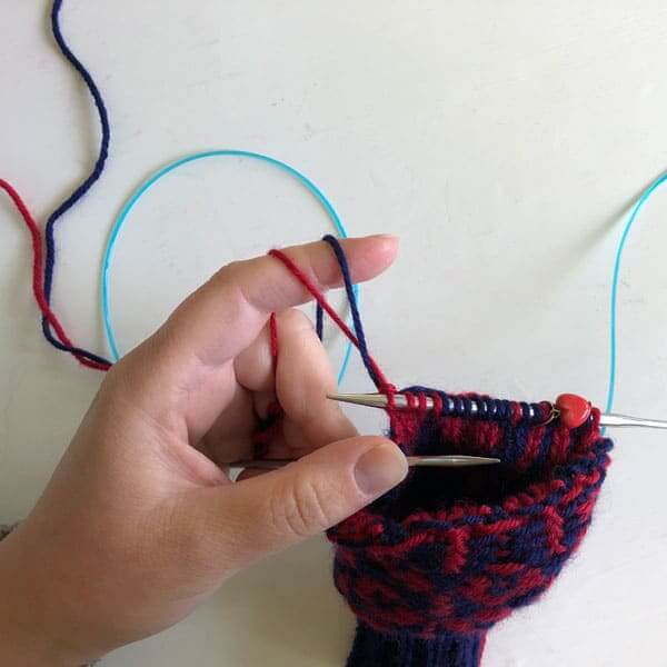 Tips for stranded knitting | How to twist floats in stranded knitting. This is how a twist my strand as I go. 