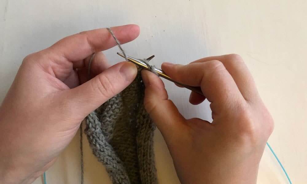 All about the Stockinette Stitch | How to purl step 3