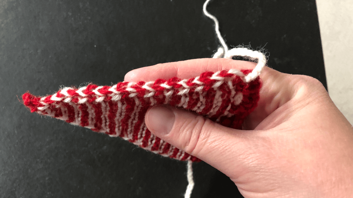 The Christmas bunting flags have a pretty edge created by slipping the first stitch of every row purl wise and purling the last stitch of every row. 